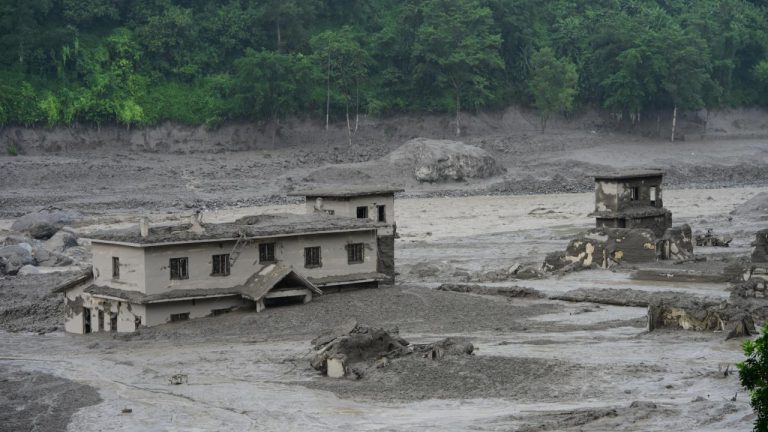 Nepal'de selde hayatını kaybedenlerin sayısı 162'ye yükseldi