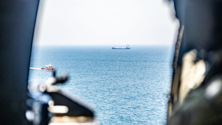 İngiltere Deniz Ticaret Operasyonları: Hürmüz Boğazı'nda petrol tankeri vuruldu