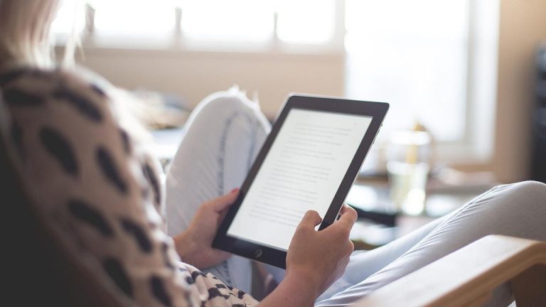 Singapur'da 'doomscrolling' ile mücadele için kitap okuyanlara para ödenecek