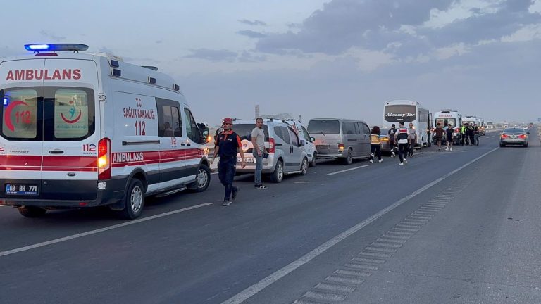Kum fırtınası zincirleme kazaya yol açtı: 16 yaralı