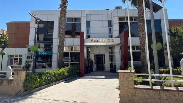 İzmir'de Seferihisar Belediyesi'ne rüşvet operasyonu: 43 gözaltı