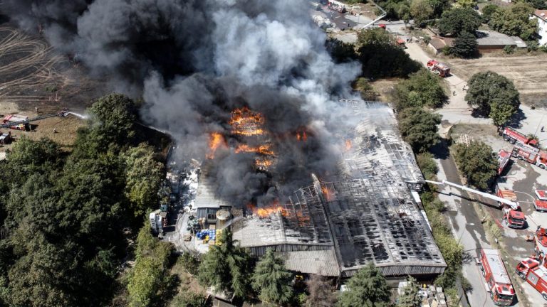 Tuzla'da lojistik depoda çıkan yangın söndürüldü