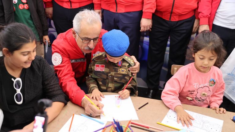 Bakan Uraloğlu, TEKNOFEST Güneydoğu'yu ziyaret etti
