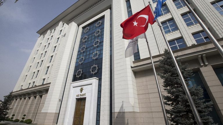 İzmir Büyükşehir Belediye Başkanı Tugay AK Parti'ye geçiyor