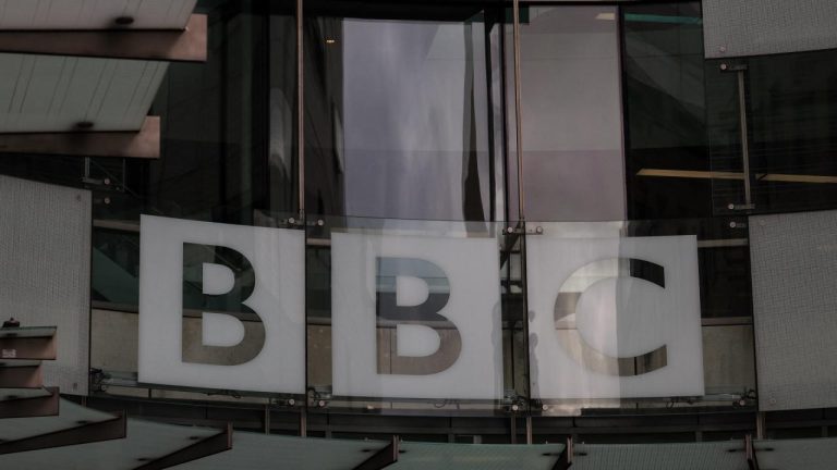BBC, 10 milyar dolarlık dava için Trump'ı ifade vermeye zorlaması için yargıca başvurdu
