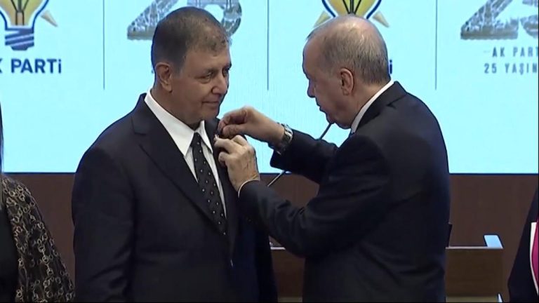 Cemil Tugay AK Parti'ye katıldı