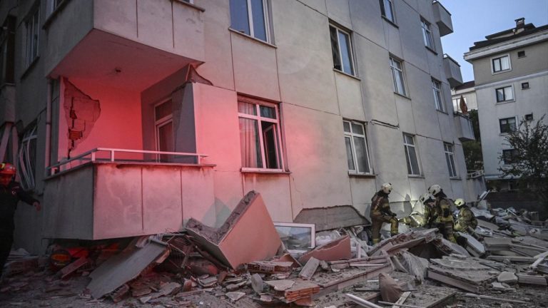 İstanbul'da çöken binayla ilgili 2 müfettiş görevlendirildi