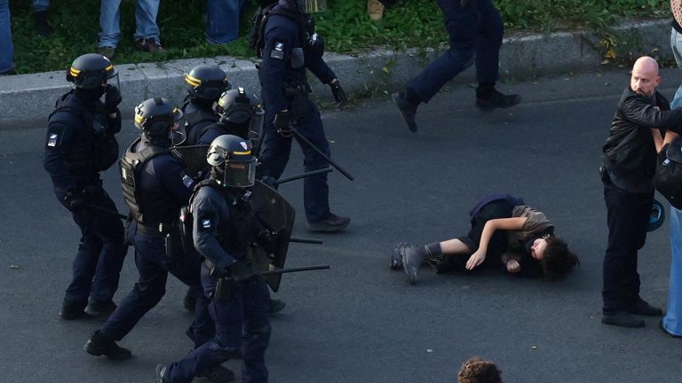 Fransa'da polise okul protestolarında gençlere savaş benzeri yaralanmalar yaşattığı suçlaması