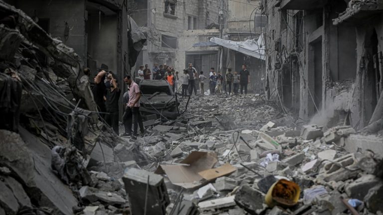 Katil İsrail, Gazze'de telefonların şarj edildiği çadıra saldırdı: 3 ölü