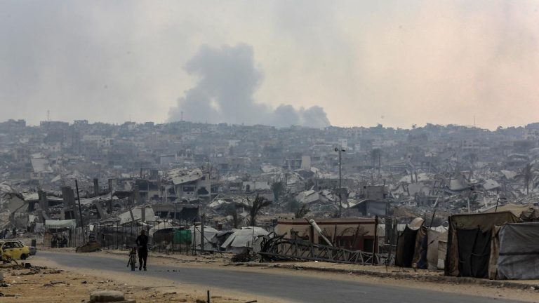 Katil İsrail'in Gazze'de Sarı Hat çevresindeki binaları patlatması Filistinlileri bir kez daha yerinden ediyor