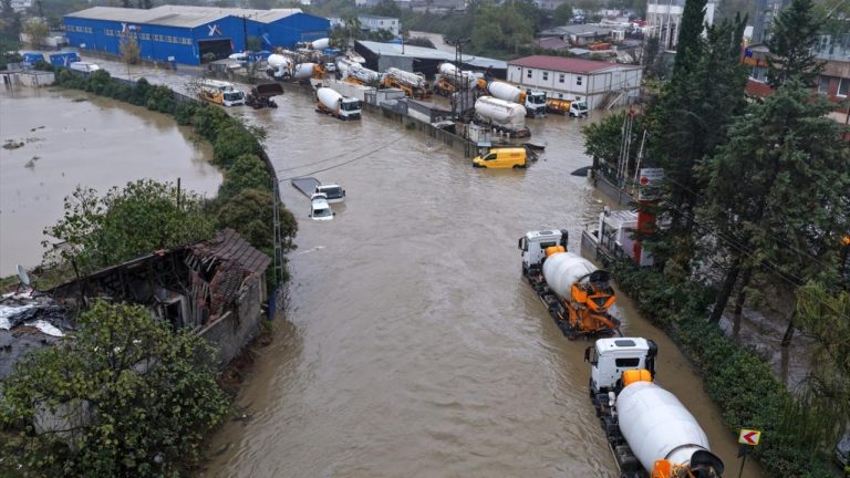 İstanbul'u sağanak vurdu: Yollar göle döndü, araçlar suya gömüldü