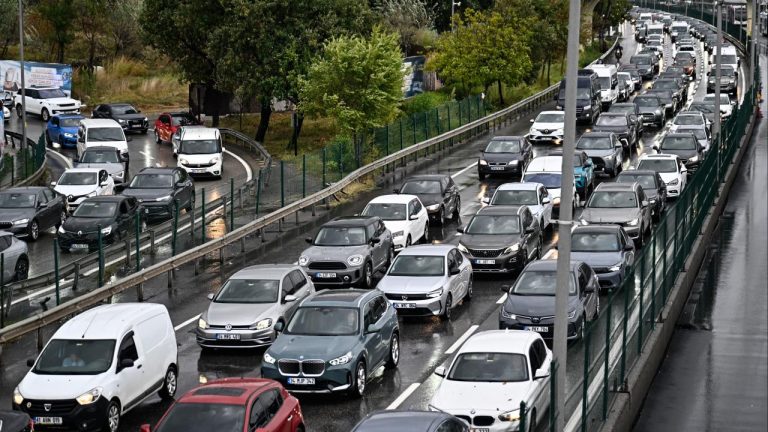 Yağışın da etkisiyle İstanbul'da yoğun trafik