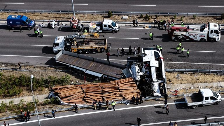 Manisa'da yolcu otobüsü ile çekici çarpıştı: 11 ölü, 27 yaralı
