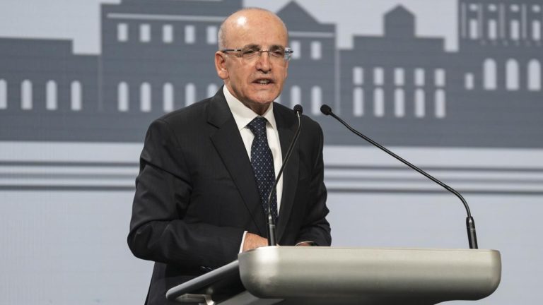 Şimşek: Türkiye'nin borçluluk düzeyinin düşük olması ekonomik şoklara karşı dayanıklılığını artırıyor